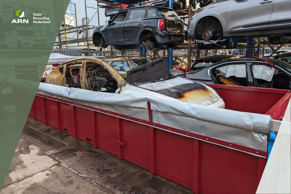Om na brand nog onderdelen van een hybride of elektrische auto te kunnen verkopen, heeft Autodemontagebedrijf Van Boxtel sinds kort een laag ‘dompelbad’ op het terrein staan. Hier loopt alleen bij brand water in tot maximaal 85 cm. arn.nl/zo-kunnen-we-s…