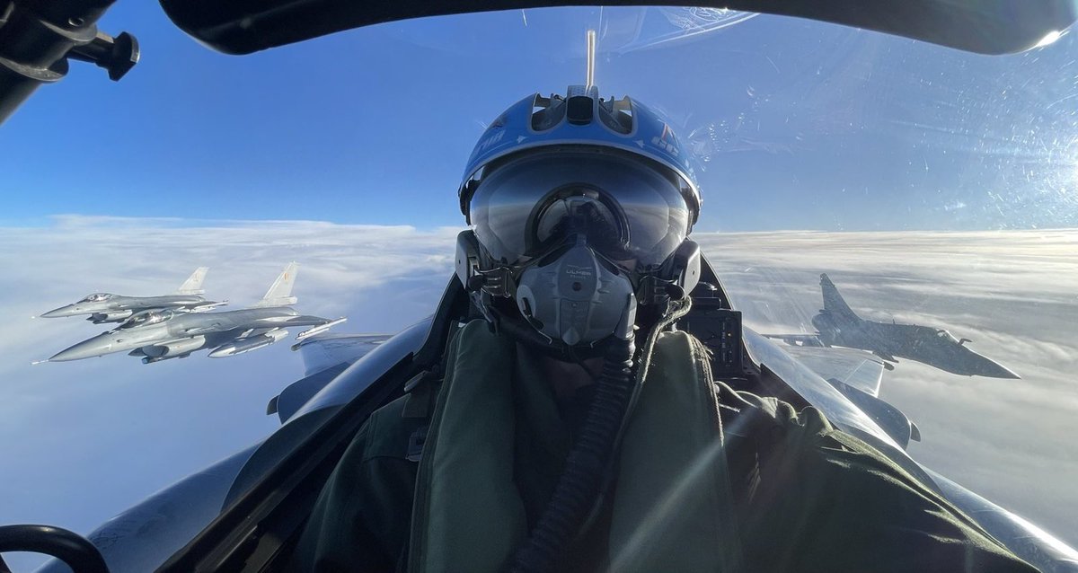 #eAP | Another day #SecuringTheSkies ! From Šiauliai airbase 🇱🇹, 🇫🇷 & 🇧🇪 pilots training hard to be #StrongerTogether. A perfect opportunity for a group photo !⚡️