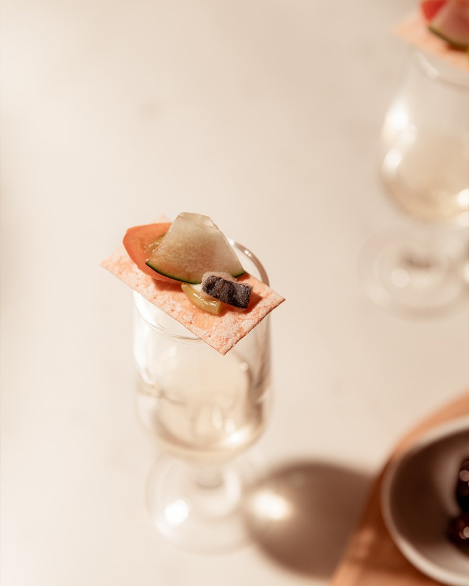 Snacks de bienvenida.
.
🌍 restaurantemanzil.com
☎️ 854 745 906 / 622 909 082
📍 C/ Alfonso XII 13 #Sevilla

Pic by: @barfoodster