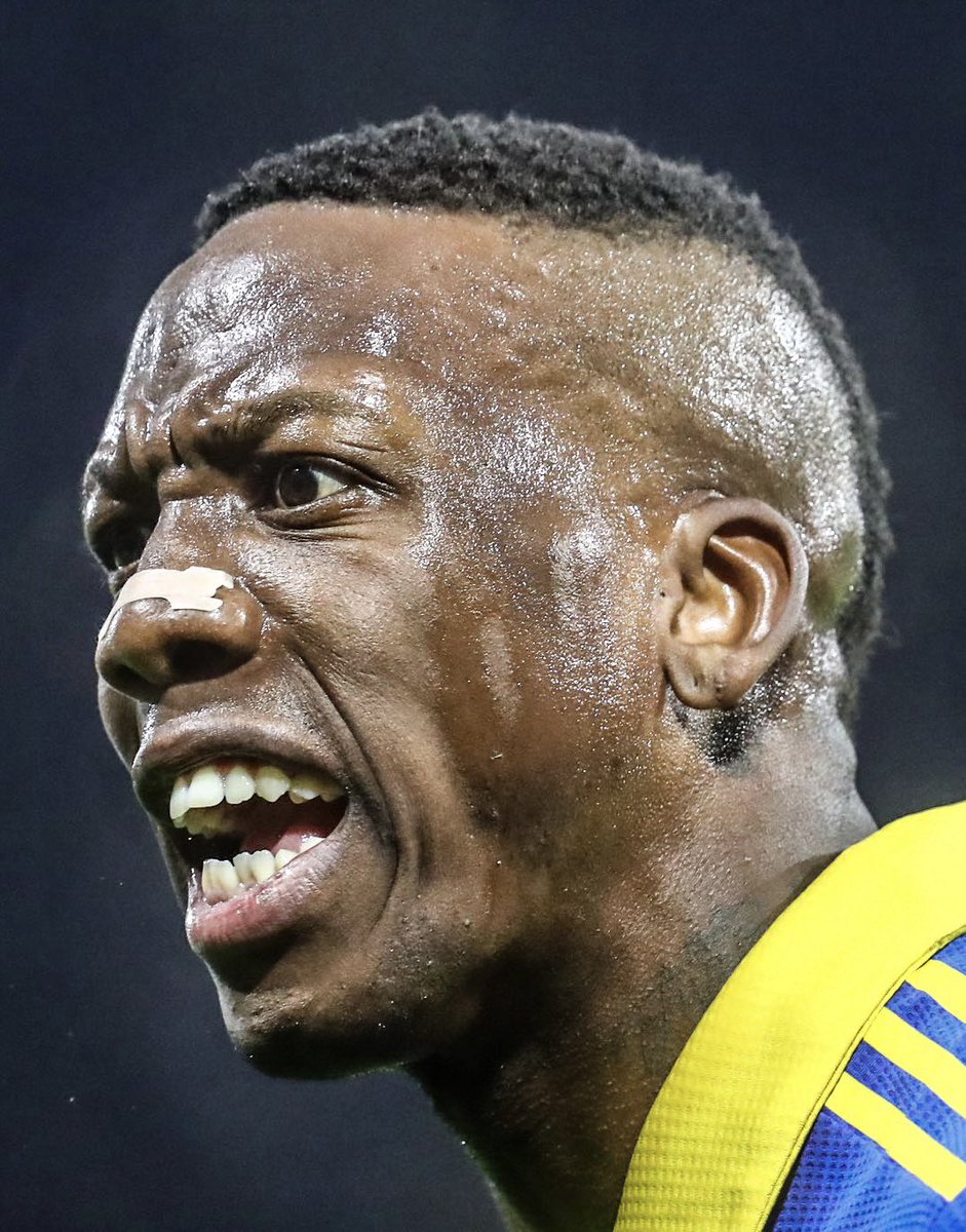 juegosimple__'s tweet photo. “En Argentina son muy apasionados. Una cena después de una derrota, creo que no pasa nada. Pero perdiste un partido y te vas a una discoteca… Los hinchas de Boca están en todos lados.

Cuando llegue al club a mi no me estaba yendo bien. Entonces yo prefería que digan: ‘este negro es un muerto, se arrastra’ pero en la cancha. A que digan: ‘a este negro lo vimos tomando en la discoteca’. Yo sabía en el momento en que estaba.

Sabía que en algún momento iba a pasar, pero tampoco voy a ser huevón. No me voy a regalar. Me está yendo mal, no estamos ganando ¿y me voy a ir a una discoteca? Hay que ser bastante cortito. En el fútbol hay momentos para todo”.

Firma: Luis Advincula, en ‘La Lengua’.