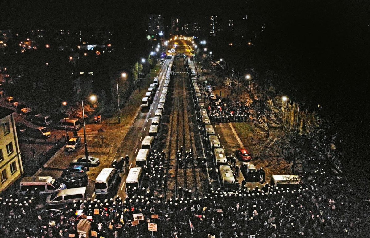 Rafa68808458's tweet photo. @mblaszczak Koalicja 13 grudnia, tak jak każdy inny reżim boi się swoich obywateli. 
tutaj przykład władzy, która nie boi się obywateli: https://t.co/c1uLXEokR5