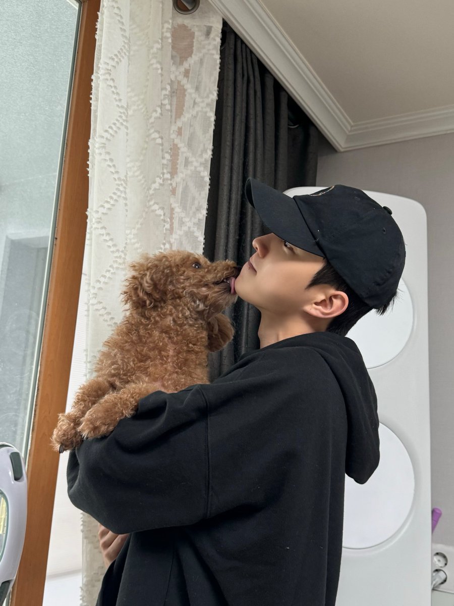 theboyzfolder's tweet photo. [240109] 💬 from 🐿️ 

Changmin and Gana pictures tonight! 🤎 https://t.co/Si9q4isVVR
