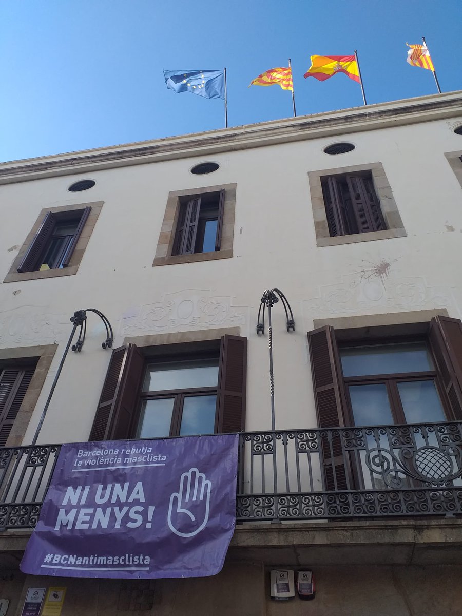 Des del Districte de Sant Andreu ens hem concentrat a la Seu del Districte per rebutjar la violència masclista i recordar la Choumicha.

Prou feminicidis. #BCNAntimasclista