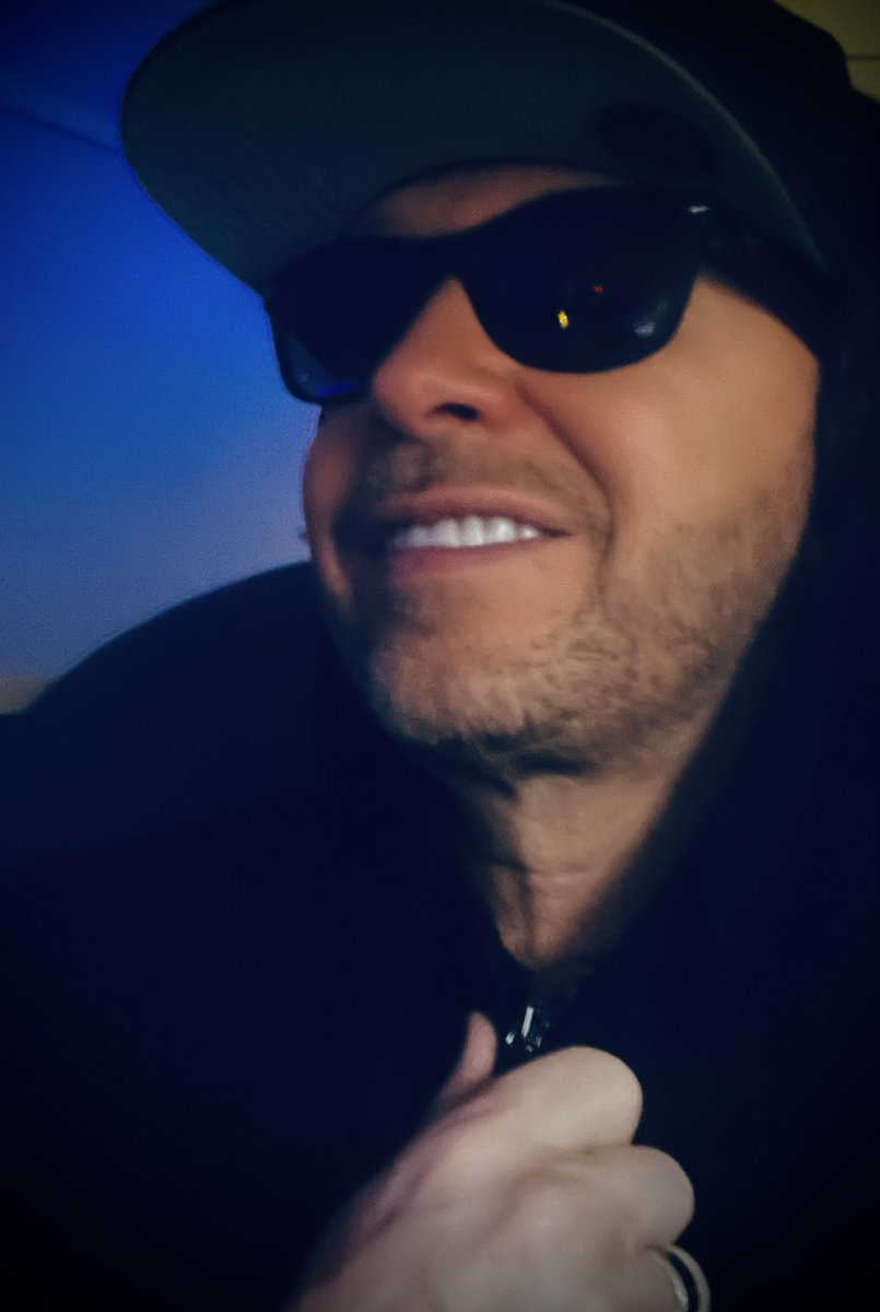 DonnieWahlberg's tweet photo. Dearest Blockheads, 

#loveeternal 🤖❤️♾💫✨🤟🏼 https://t.co/vYTXLCTEE3