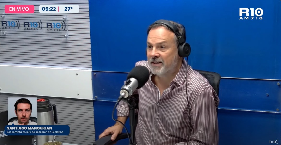 romanouks's tweet photo. 📻 Conversando esta mañana con @Gatosylvestre y @JuanStrasnoy en @Radio10 sobre la caída histórica que sufrió el salario real en diciembre y qué esperar de cara a los próximos meses. https://t.co/odO01g5iBD