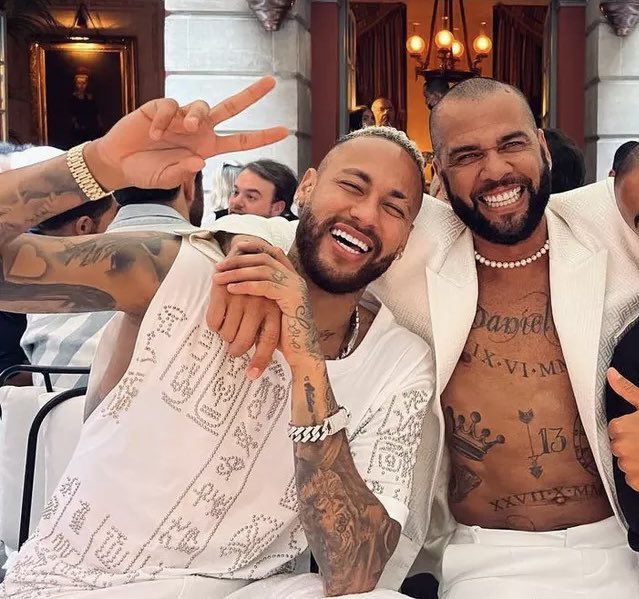 futebol_info's tweet photo. Pai de Neymar cedeu advogado e pagou 150 mil euros (R$ 800 mil) à Justiça da Espanha para reduzir a pena de Daniel Alves, em caso de condenação.

Acusado de agressão sexual, o lateral-direito está preso em Barcelona e sem acesso aos seus bens. Por isso, recorreu à ajuda financeira e jurídica de Neymar e família.

3 fontes próximas ao pai de Neymar confirmam a informação. Procurado pelo UOL, o staff do jogador disse não ter nada a declarar.

O pagamento da família de Neymar à Justiça da Espanha aconteceu no dia 9 de agosto.

🗞 @UOLEsporte
📸 Reprodução