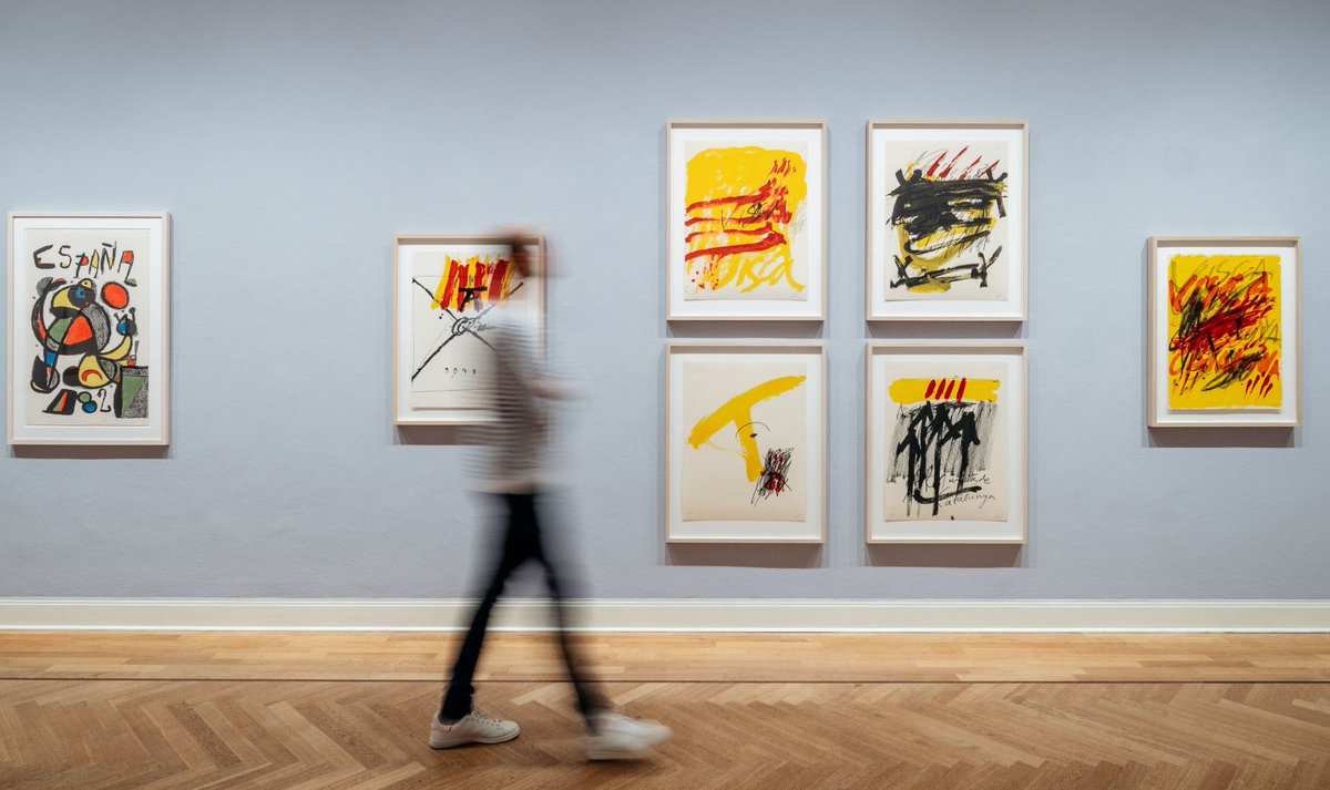 “Tàpies/Miró – Welt auf Papier” en @Picassomuseum hasta el 24 de enero. En el marco del centenario de Tàpies y del 130 de Miró. Más de 100 obras abordan la relevancia histórica de ambos. Para conocer sobre #Tàpies👉 bit.ly/3qkVPET sobre #Miró 👉lc.cx/0RIJD2