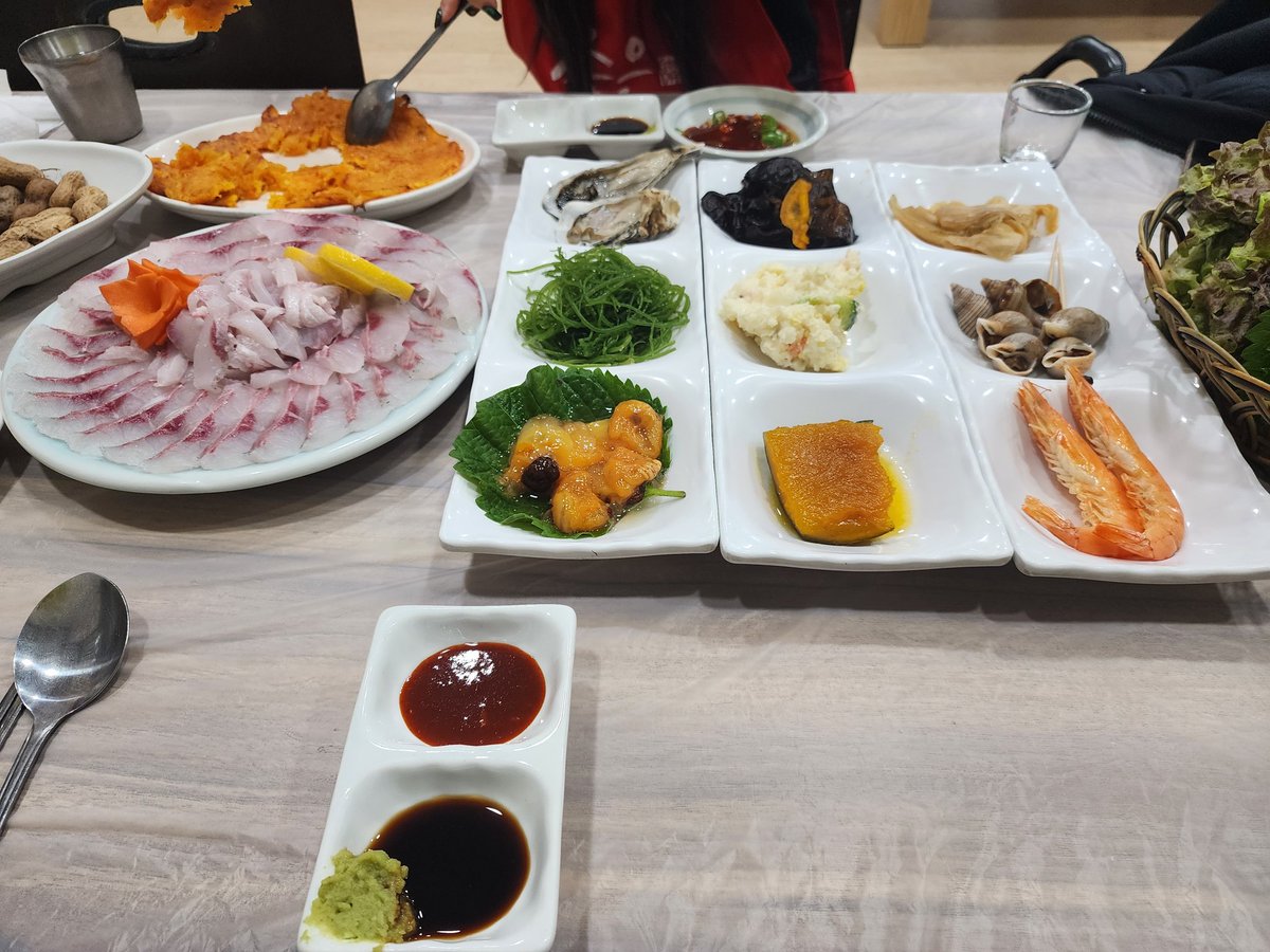 일단 송도해수욕장 에서 슝어회랑 소주 한잔하며...