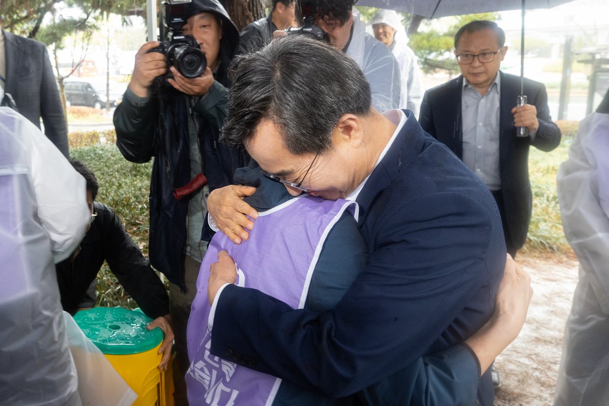 참사가 일어난지 438일 만인 오늘, 특별법이 국회를 통과했습니다.

유가족 분들을 작년 12월 ‘도담소’에 초청해 위로드렸는데, 특별법 통과가 그분들의 눈물을 조금이나마 닦아드릴 수 있기를 바랍니다.

온전한 치유를 향한 긴 여정을 경기도가 늘 함께 하겠습니다.