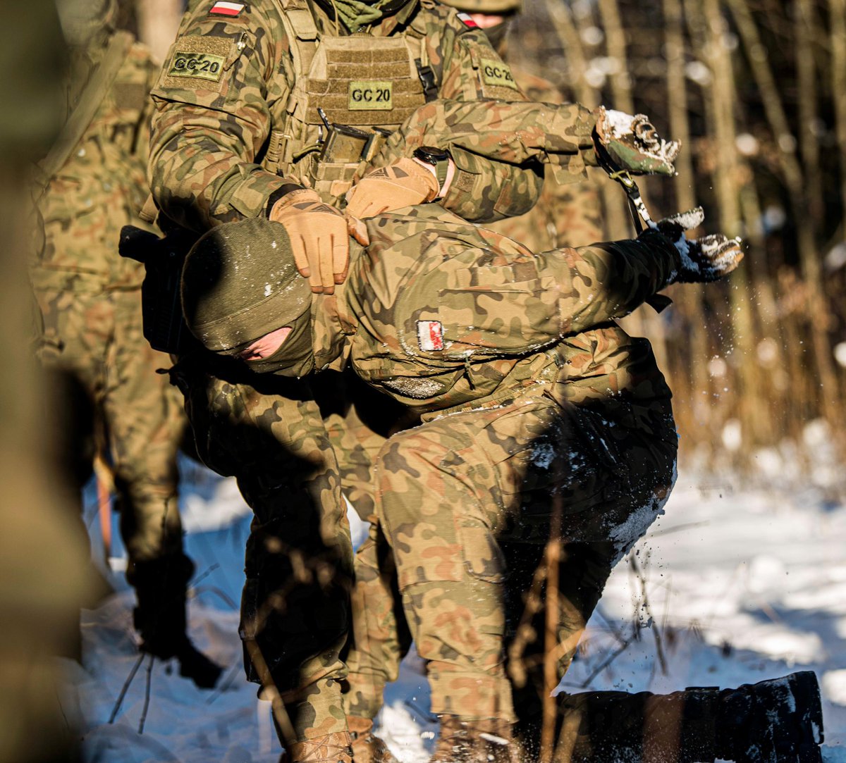 _6BPD_'s tweet photo. W operacji #WZZpodlasie biorą udział wszystkie rodzaje Sił Zbrojnych #WP, co daje nam możliwość wymiany doswiadczeń i wspólnego szkolenia. Instruktorzy walki wręcz z #16bpd szkolili żołnierzy wchodzących w skład #GrupyZadaniowej.
@MON_GOV_PL @DGeneralneRSZ @Polska_Zbrojna https://t.co/Wd3tIknA4t