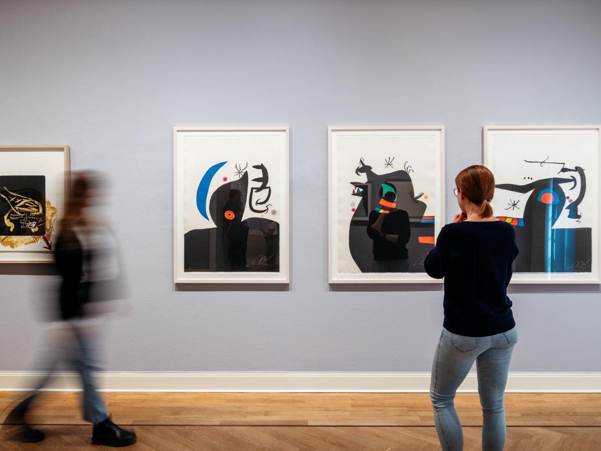 “Tàpies/Miró – Welt auf Papier” en @Picassomuseum hasta el 24 de enero. En el marco del centenario de Tàpies y del 130 de Miró. Más de 100 obras abordan la relevancia histórica de ambos. Para conocer sobre #Tàpies👉 bit.ly/3qkVPET sobre #Miró 👉lc.cx/0RIJD2