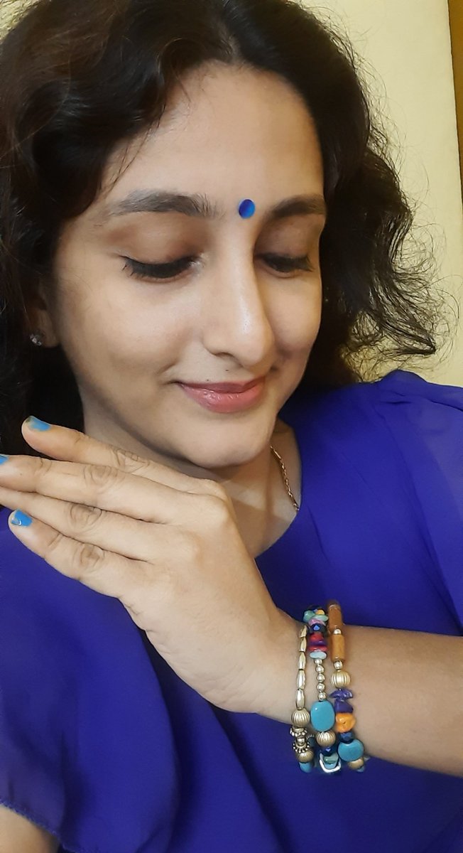 Madhumathi_Inks's tweet photo. #RayilaiPaarkkaNiRpaya 
#AllThingsBlue
ப்ரிய நீலம்... 🥺
Train journeys are, best therapy...
When the compartment matches with your favorite blue...🥲💙🧿 https://t.co/vu39uNU91J