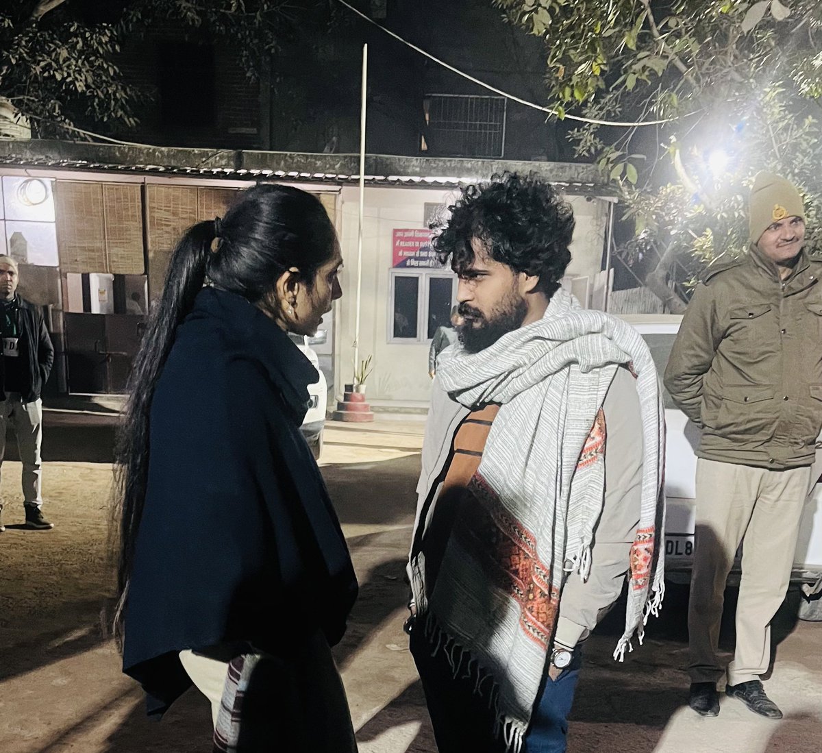 हमें <a href="/DelhiPolice/">Delhi Police</a> ने धरना स्थल पर पहुँचते ही <a href="/DrRituSingh_/">Dr Ritu Singh</a> के साथ गिरफ़्तार कर लिया हैं। 

जब तक न्याय नहीं मिल जाता हम बहन के साथ खड़े हैं। 

#JusticeForDrRitu