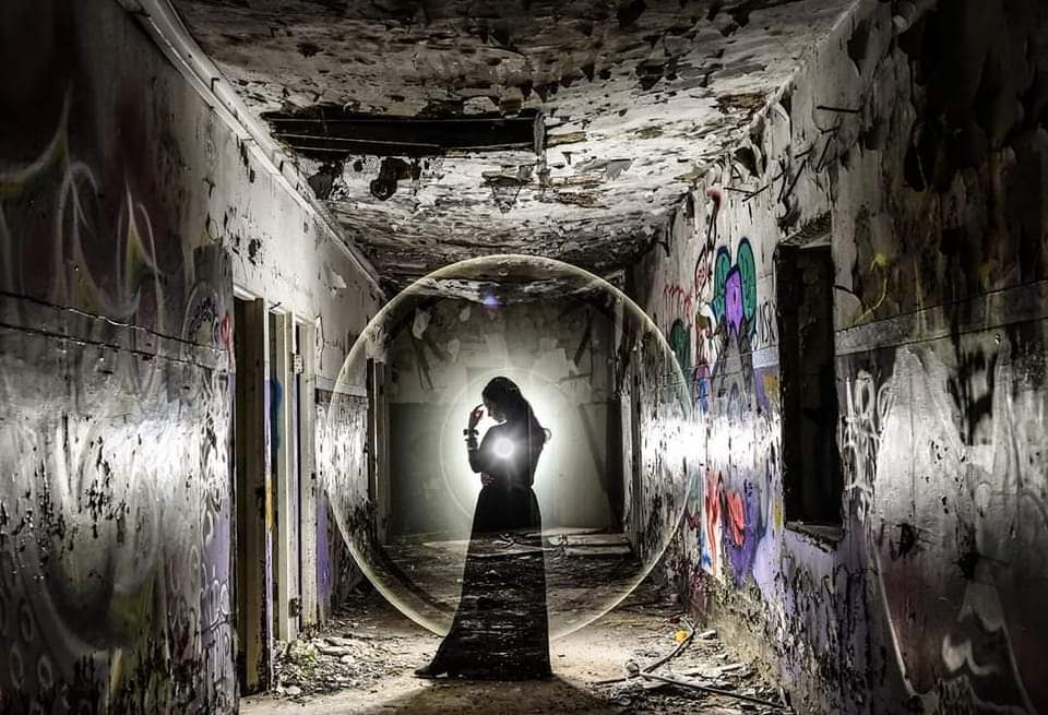SketchLight_ray's tweet photo. @obscuradao It's all about H.O.P.E
 Hold on pain ends
 From the GIRLS HOUSE series collection 
Light painting photography one single Long exposure
https://t.co/gwGBjlOKpV
@Visheh_xyz  @At_Polina_  @BoldlinkArt https://t.co/tIlFXwfvyn