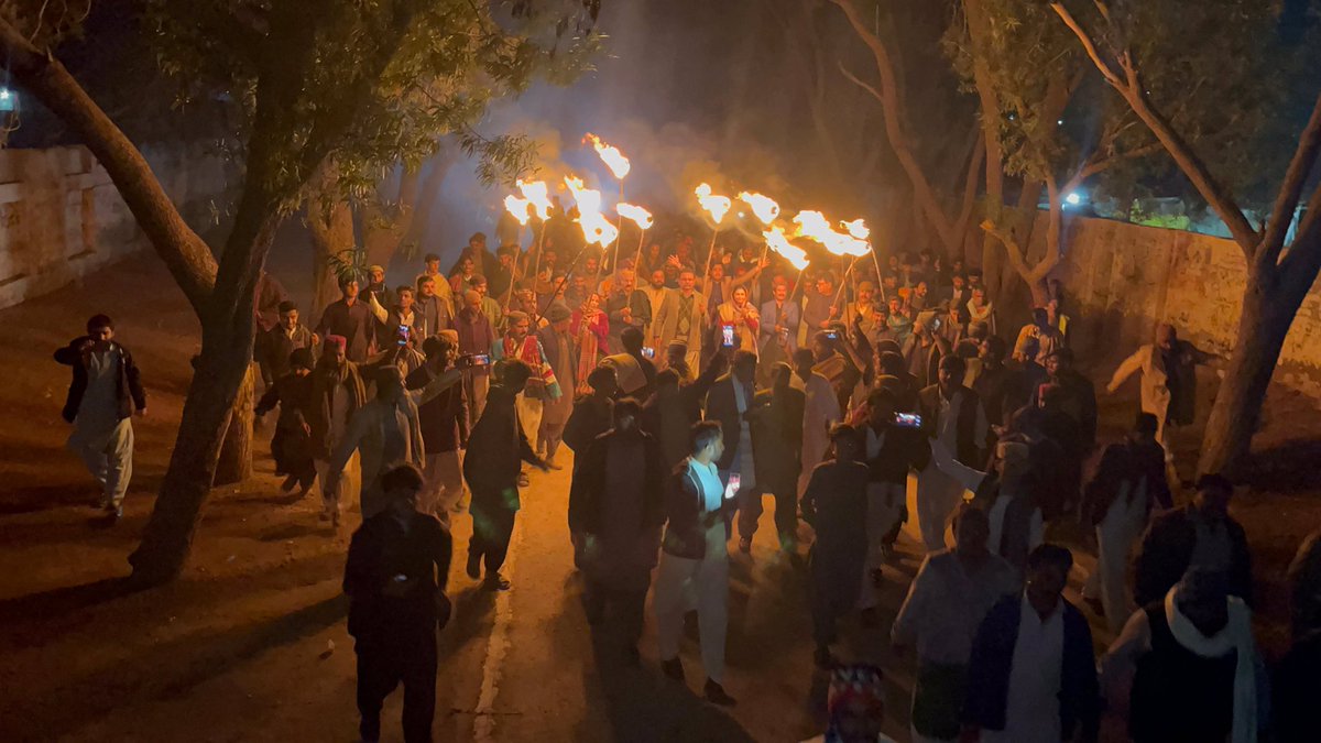 SUP_Sindh's tweet photo. سن: رهبر سنڌ سائين جي ايم سيد جي 120هين سالگرھ جي موقعي تي پارٽي صدر سيد زين شاھ جي اڳواڻيءَ ۾ دريا واري بنگلي کان مشعال ريلي ڪڍي مزار تي حاضري ڀري، ايس يو پي جي مرڪزي قيادت سميت هزارين قومي ڪارڪن شريڪ. #SUP #HBDSainGMSyed https://t.co/njUtNLwl6j