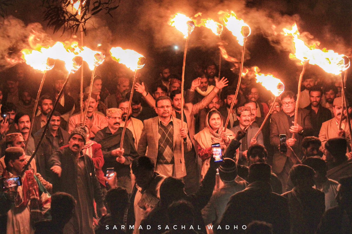 SUP_Sindh's tweet photo. سن: رهبر سنڌ سائين جي ايم سيد جي 120هين سالگرھ جي موقعي تي پارٽي صدر سيد زين شاھ جي اڳواڻيءَ ۾ دريا واري بنگلي کان مشعال ريلي ڪڍي مزار تي حاضري ڀري، ايس يو پي جي مرڪزي قيادت سميت هزارين قومي ڪارڪن شريڪ. #SUP #HBDSainGMSyed https://t.co/njUtNLwl6j