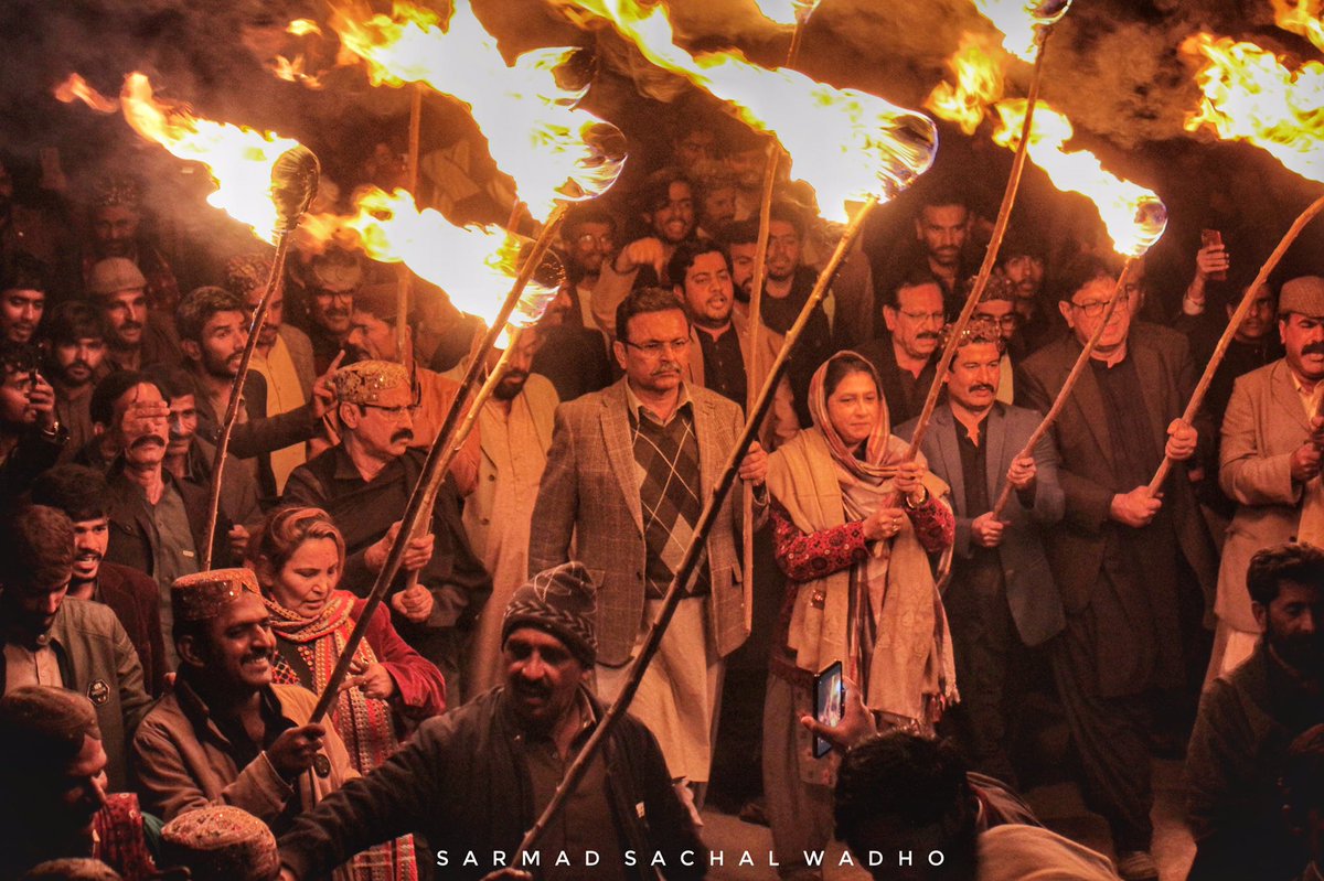 SUP_Sindh's tweet photo. سن: رهبر سنڌ سائين جي ايم سيد جي 120هين سالگرھ جي موقعي تي پارٽي صدر سيد زين شاھ جي اڳواڻيءَ ۾ دريا واري بنگلي کان مشعال ريلي ڪڍي مزار تي حاضري ڀري، ايس يو پي جي مرڪزي قيادت سميت هزارين قومي ڪارڪن شريڪ. #SUP #HBDSainGMSyed https://t.co/njUtNLwl6j