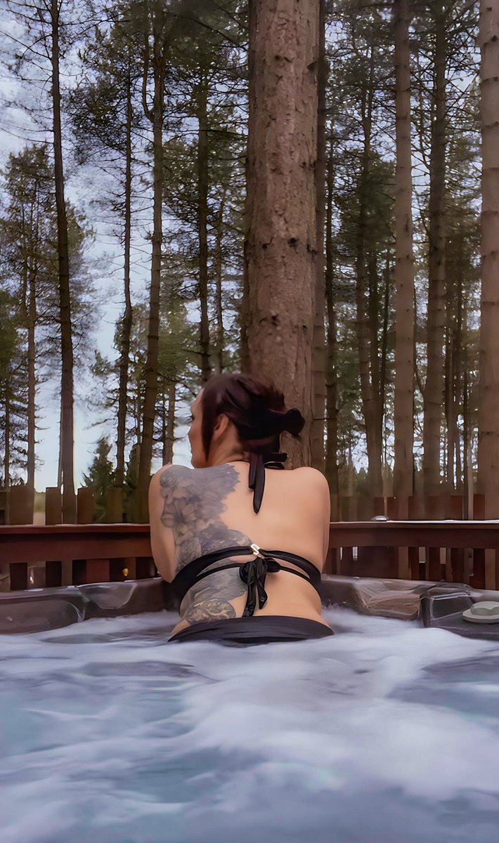 I’ve had worse Tuesdays 😉🥶🥰
#LoveYourLife #LoveYourCompany #DelamereForest #HotTub #Snow #Tattoo