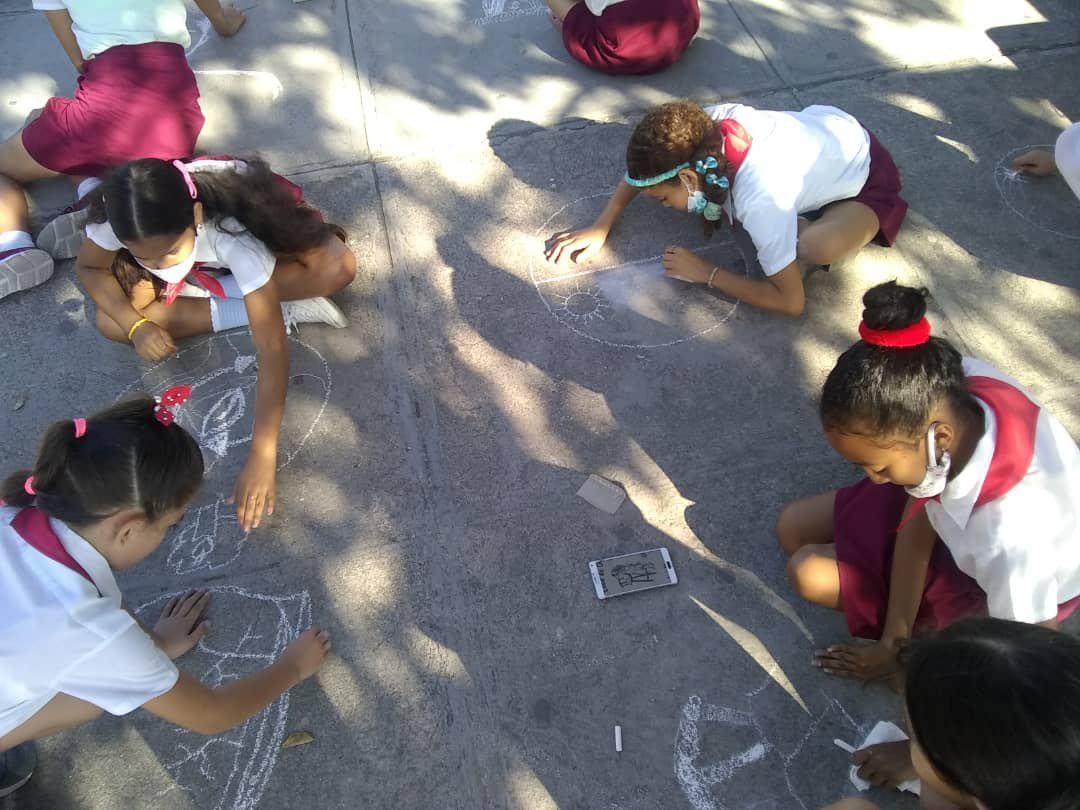 manueldositeo's tweet photo. Actividad Infantil "Mañana de fantasías". Con la peña plástica “Ronda Redonda” y la acción de tiza sobre asfalto con la temática de la paz y la obra martiana. Celebrando la 41 Semana de la Cultura Holguinera.
#SomosCulturaHolguín
#semanadelaculturaholguinera https://t.co/OkhJ2szmV3
