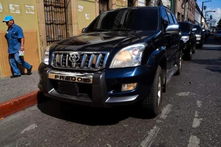 T1EETC_NOTICIAS's tweet photo. PRIMERA ORDEN DEL PRESIDENTE; 🇬🇹 @BArevalodeLeon

LOS VEHÍCULOS DEL @GuatemalaGob NO SON DE USO PERSONAL.

Les restringe el uso de vehículos institucionales a los trabajadores de los Ministerios, ya no los pueden estar usando para andar paseando, ni llevarselos a sus casas, ahora solo los pueden usar únicamente para trabajar para el Estado.

Hasta las caseras los cargaban .