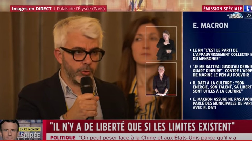 riaddraw's tweet photo. @verity_france la véritable question c'est que fait ici Stéphane Plaza déguisé  ?😂complotiste ? mais nonnn
#stephaneplaza https://t.co/pm9rOGVqTv