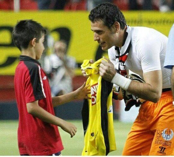 SevillaFC's tweet photo. 📸 Sueños cumplidos...

Alguien que te quiere mucho, @Palop1 ❤️ https://t.co/OLBiz43D0u