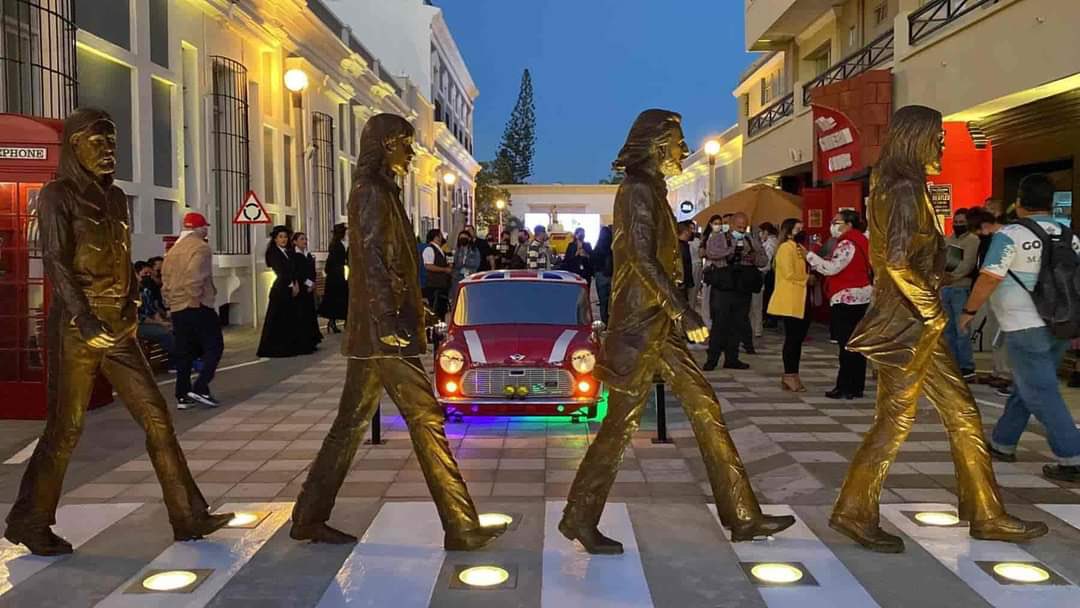 En Mazatlán, Sinaloa existe un tributo a los fabulosos 4. Hoy que es el #DiainternacionaldelosBeatles, les dejamos una imagen de una calle en esta ciudad que emula #Liverpool, además del famoso cruce #AbbeyRoad de Londres con los mismos #Beatles.