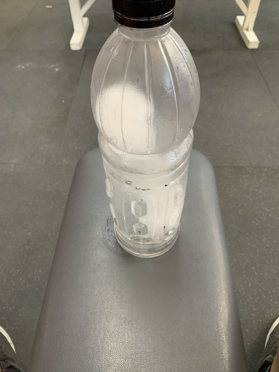 valencasIa's tweet image. uno en el gimnasio me preguntó como hice para meter este hielo en la botella