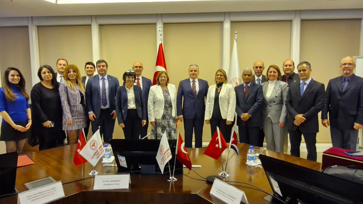 Durante encuentro de la delegación cubana en visita de trabajo a Türkiye participamos en intercambio entre la Agencia de Productos Farmacéuticos y Dispositivos Médicos de esa nación y @cubacecmed , donde ratificamos disposición común de fortalecer los lazos de cooperación. 1/2