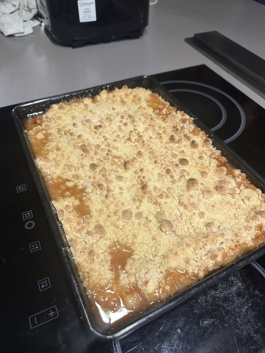 RoedeanHouses's tweet image. Crimble Crumble night in #house2 this evening. The girls had a choice of ice cream, squirty cream or custard with their hot dessert! The perfect evening snack for a cold winters night ❄️💛 #iloveboarding #bsaboarding