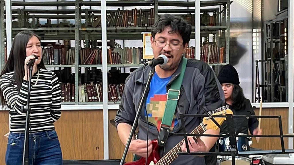 Esta tarde se presentaron en la estación Chabacano de Línea 9, los artistas independientes: Mimi Mum, Xerox Rafael, Octavio Aguilera y José Sebian, quienes al ritmo del rock, indie, pop y alternativo amenizaron el trayecto de los usuarios que transitaban en el lugar.