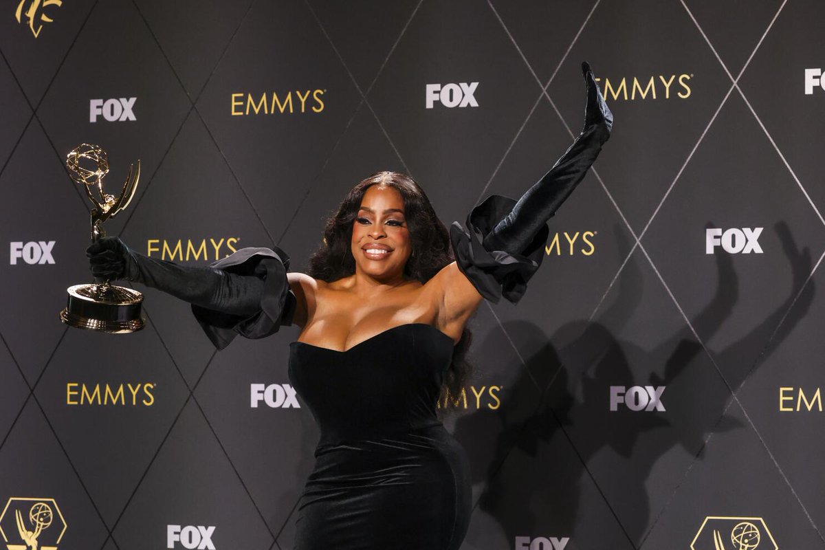 _THAheadline's tweet photo. 🏆💫 Historic wins, unforgettable reunions, and incredible talent - the 75th Emmy Awards had it all! Don't miss out on the highlights! 
https://t.co/gwKtkJyt1M #Emmys #Television #Highlights https://t.co/LgClknvhJL