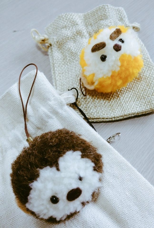 55RokuChan's tweet photo. 「えっ、１からって何処から作ってるの？」

【プリントするところからです…】

そう聞いてビックリしたよ！

てっきり【デザイン】だけで
後はお店から全部出来上がってくるのかと…

多分、歴代の #応援おさる やプラキーホルダーより
遥かに手間暇が文字数

#猿博打
#ZOOOOOM
#手作りキーホルダー https://t.co/MkyBpg8FXc