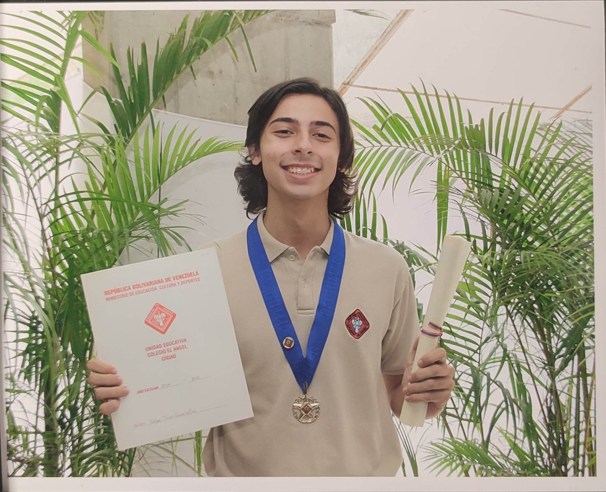 torresgnvttr's tweet photo. Yo no me corté el pelo para mi graduación y les juro que fue un acto de venganza personal. Me importaba más eso que el título de bachiller. 

Las últimas semanas de quinto año fueron una persecución, pero se logró el objetivo. https://t.co/Pnp4HUZdlM