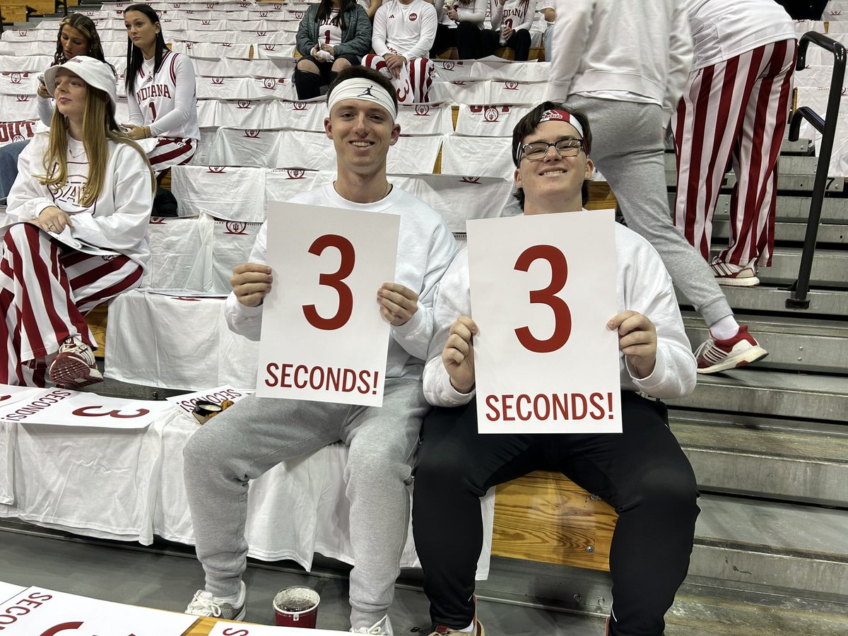 tombrewsports's tweet photo. Indiana students ready for the arrival of 7-foot-4 center Zach Edey. Camping in the lane???? #iubb #BoilerUp https://t.co/R2pL9jmRMv