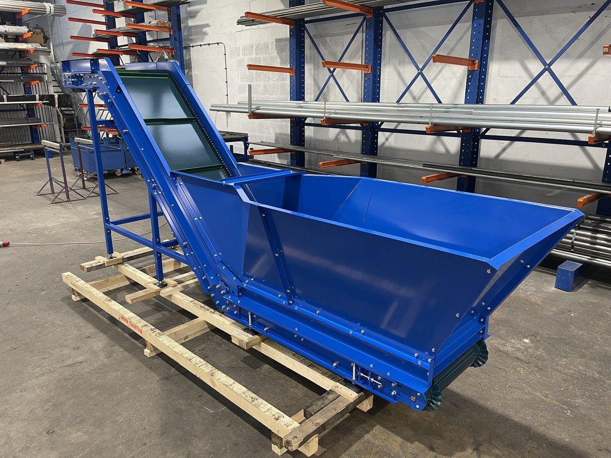 TYPE 3 #inclineconveyor swan-neck #beltconveyor fitted with customised hopper area. conveyorsections.co.uk/flighted-incli…