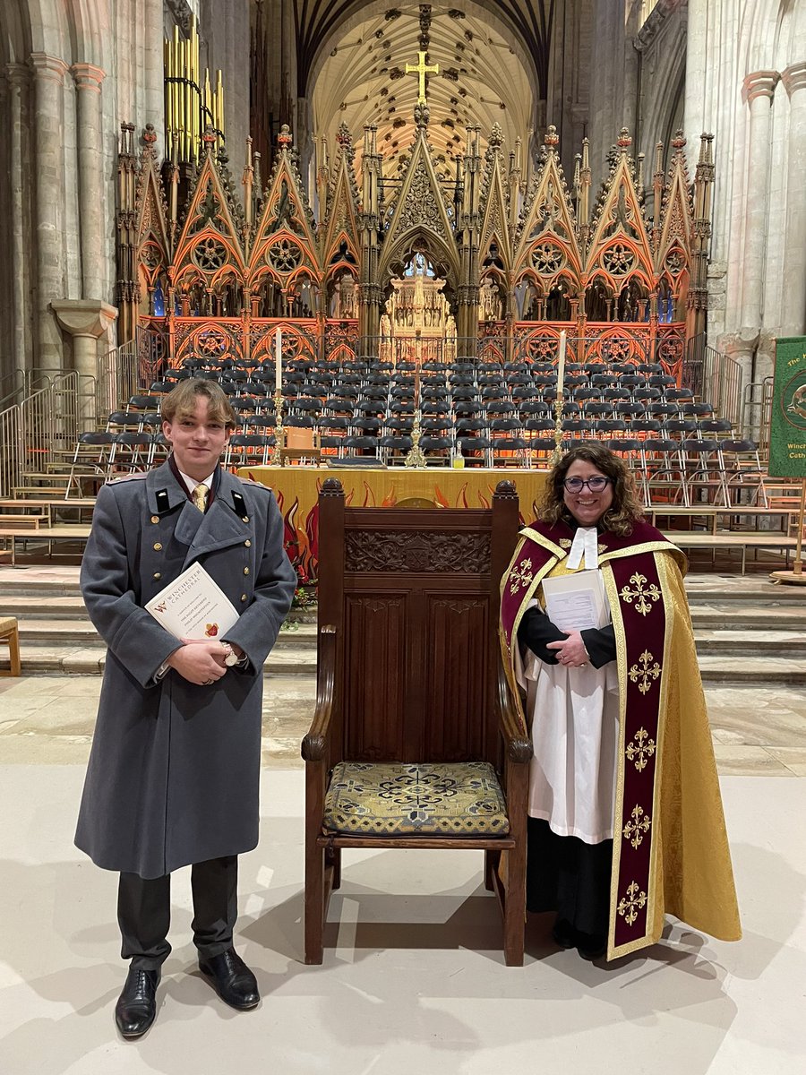 RickyWiggins9's tweet photo. The Welcome Service for the 98th Bishop of Winchester on the 13th was a spectacular event, steeped in history and tradition! Wonderful to finally see @RevAndrewRumsey and always fun to chat with @CriscentiRev https://t.co/lPALAuQcC9