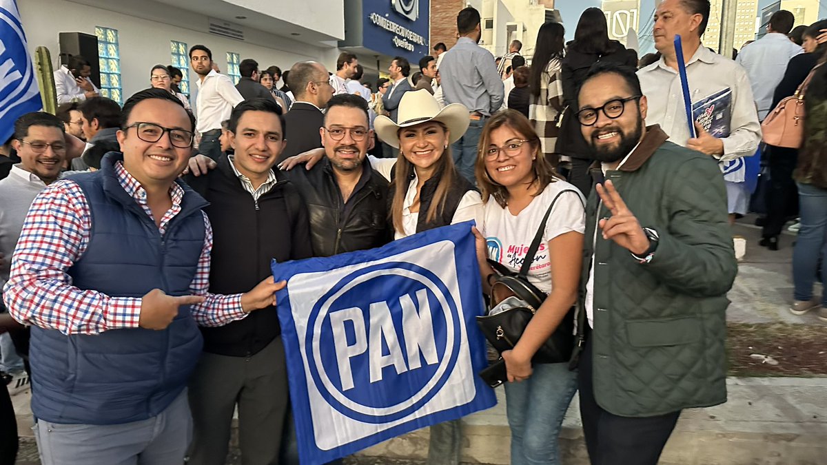 SoniaRocha1qro's tweet photo. Que gusto acompañarte amigo Josue Guerrero “Chepe”, no tengo ninguna duda que tendrás todo el apoyo y respaldo, eres un joven con un gran carisma pero además tienes la capacidad y la disposición de servir y eso es garantía. #ProcesoInterno #PorCorregidora #CercanaYDeTuLado https://t.co/OJjm5JEsXF