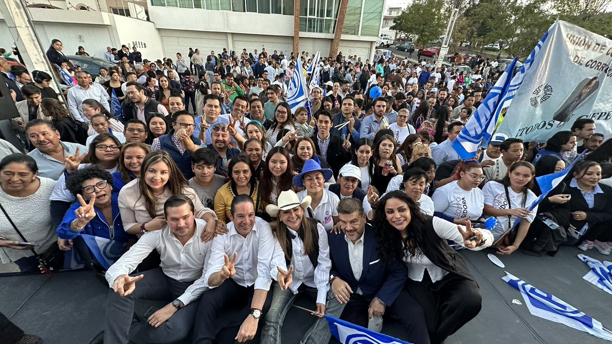 SoniaRocha1qro's tweet photo. Que gusto acompañarte amigo Josue Guerrero “Chepe”, no tengo ninguna duda que tendrás todo el apoyo y respaldo, eres un joven con un gran carisma pero además tienes la capacidad y la disposición de servir y eso es garantía. #ProcesoInterno #PorCorregidora #CercanaYDeTuLado https://t.co/OJjm5JEsXF