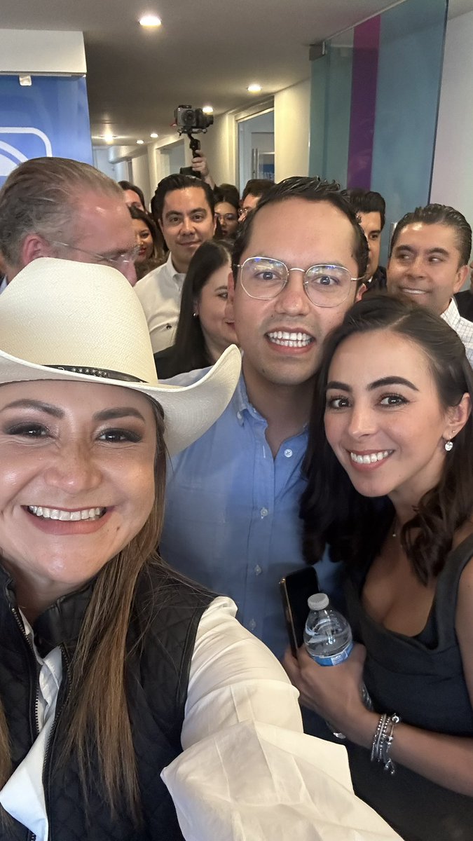 SoniaRocha1qro's tweet photo. Que gusto acompañarte amigo Josue Guerrero “Chepe”, no tengo ninguna duda que tendrás todo el apoyo y respaldo, eres un joven con un gran carisma pero además tienes la capacidad y la disposición de servir y eso es garantía. #ProcesoInterno #PorCorregidora #CercanaYDeTuLado https://t.co/OJjm5JEsXF