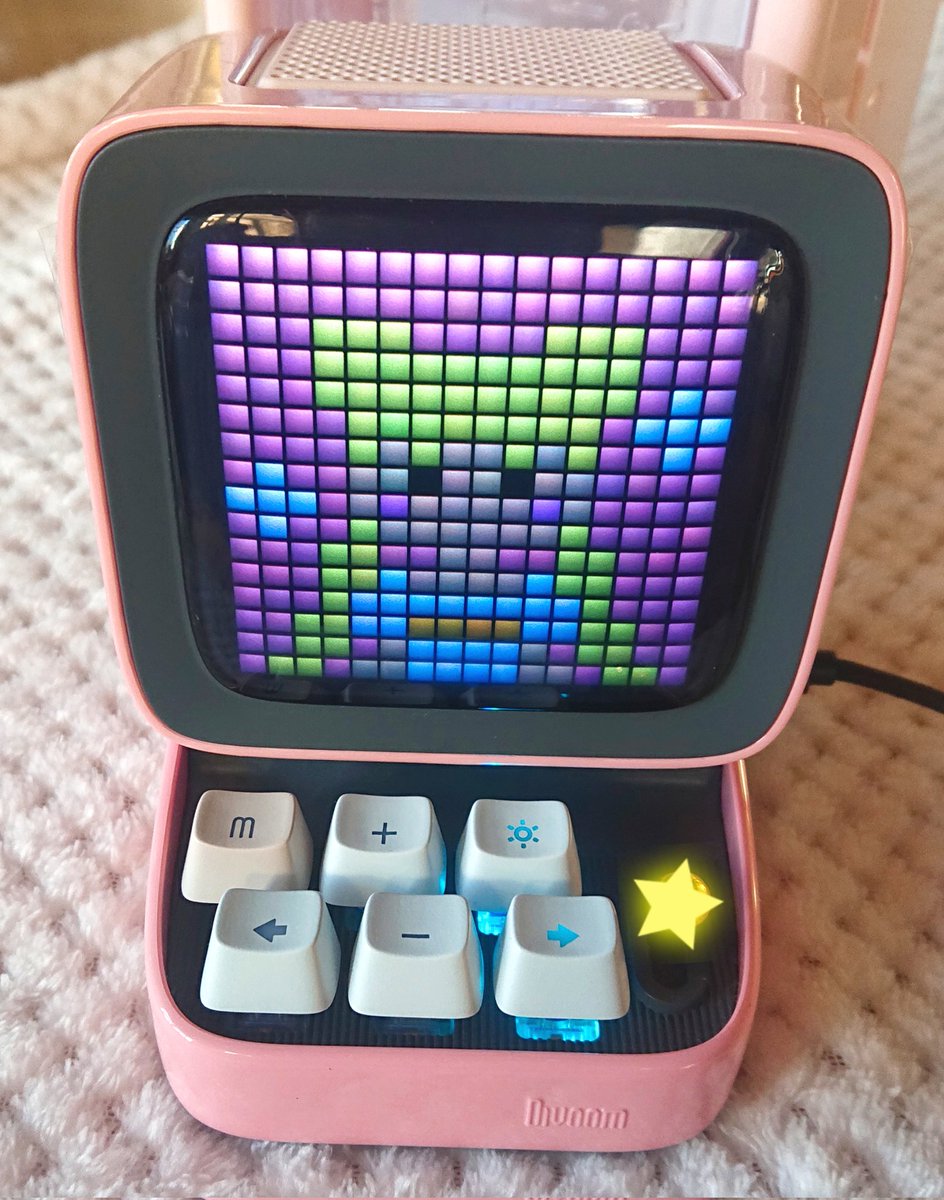 star_janne's tweet image. 娘がお年玉で買ったディブームのditoo-plus✨
セレニティ作ってみた🤍
娘がムンステ光ってるみたいにしてくれた🥹🌙✨✨

セラムンの曲流しながらドット絵作るの楽しいかも🐰💓💓
 #セーラームーン
 #divoomditoo