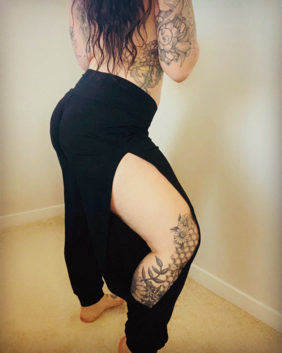 rose_shana30's tweet photo. Genie in a bottle 🧞♂️
#booty #fangirls #havefun #girl #naughty #fullfigure #pawgslivematter #nogap #selling_content #untamed #linkinbio #inkedgirl #TattooedTuesday #yoga #thickandtatted https://t.co/UgC7aqIl6D