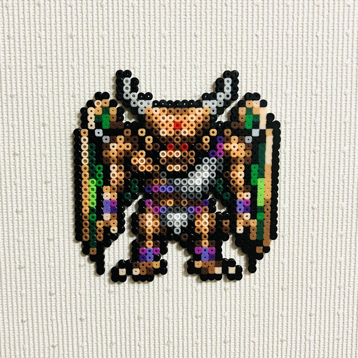 ebi_muki's tweet photo. アイロンビーズでドラクエモンスター
「ライオネック」

ドラクエ5初登場。猫背な姿勢に、ダランと垂らした腕、無表情な顔、となんだか全体的に生気が無く不気味。
それ故に怖いイメージのあるモンスター。
5���降ナンバリングタイトルでの登場はなかったが、11で久々の再登場は嬉しかった https://t.co/cFMT6IBSak
