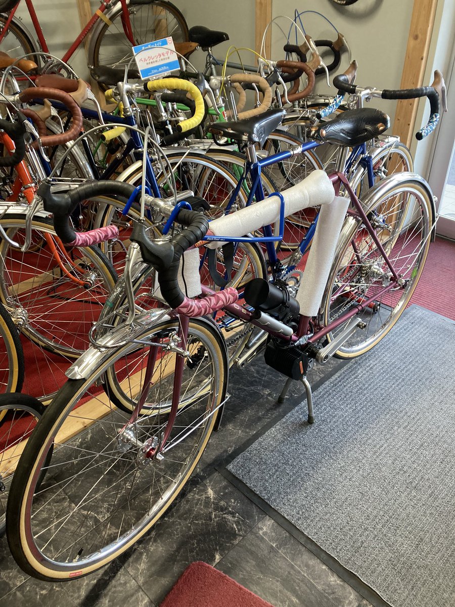 VELcletta's tweet photo. おはようございます😃
快晴でひんやりと気持ちいい朝ですね。まだバケツの水が凍ることはありませんが。
さて、定休日の今日は展示会に向けてシンベルクレッタモデルとデモンダブルのベルクレッタモデルの準備をしますよ。

今日もよろしくです。 https://t.co/iiYvNINdSr