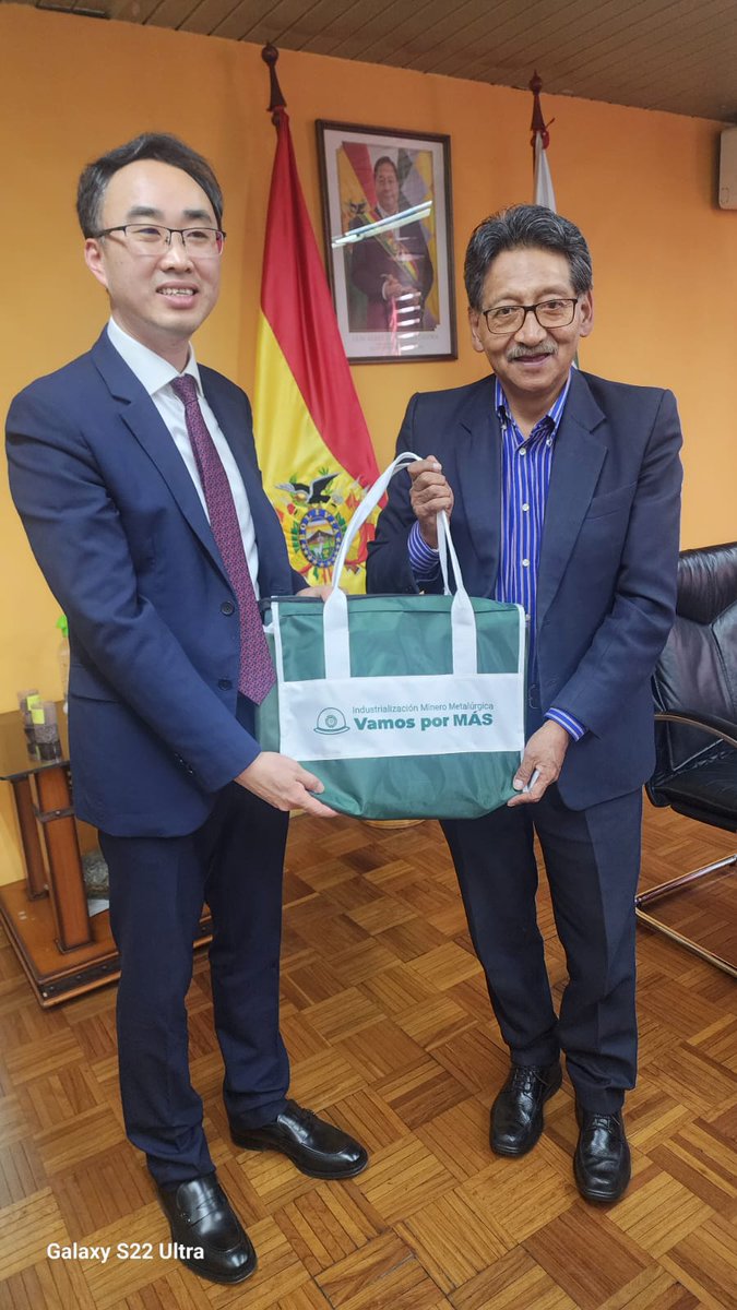 minmineriabo's tweet photo. El Ministro de Minería, Marcelino Quispe López, dio la bienvenida al Embajador de China en Bolivia, Wang Liang y agradeció, a nombre del Presidente Luis Arce Catacora, al diplomático por su apoyo y cooperación al Estado Plurinacional https://t.co/LP0jma0BBZ