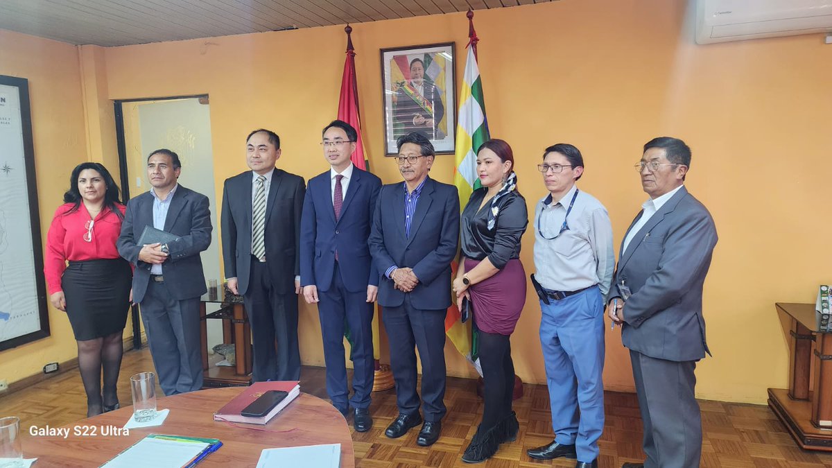 minmineriabo's tweet photo. El Ministro de Minería, Marcelino Quispe López, dio la bienvenida al Embajador de China en Bolivia, Wang Liang y agradeció, a nombre del Presidente Luis Arce Catacora, al diplomático por su apoyo y cooperación al Estado Plurinacional https://t.co/LP0jma0BBZ