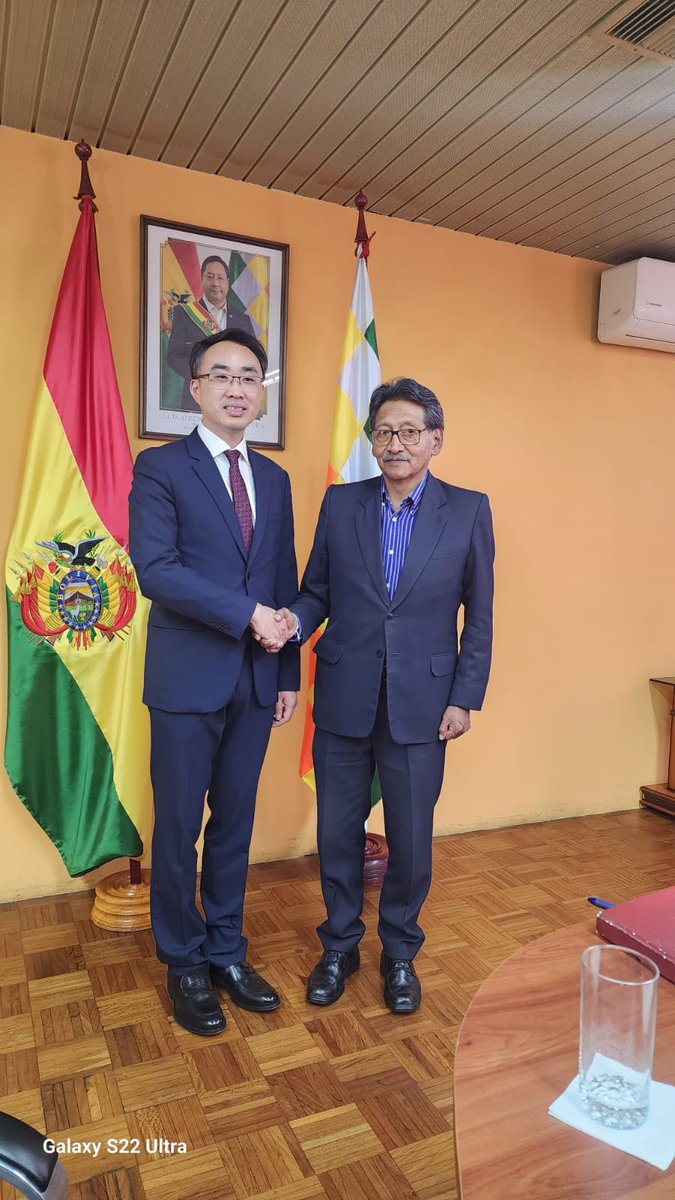 minmineriabo's tweet photo. El Ministro de Minería, Marcelino Quispe López, dio la bienvenida al Embajador de China en Bolivia, Wang Liang y agradeció, a nombre del Presidente Luis Arce Catacora, al diplomático por su apoyo y cooperación al Estado Plurinacional https://t.co/LP0jma0BBZ