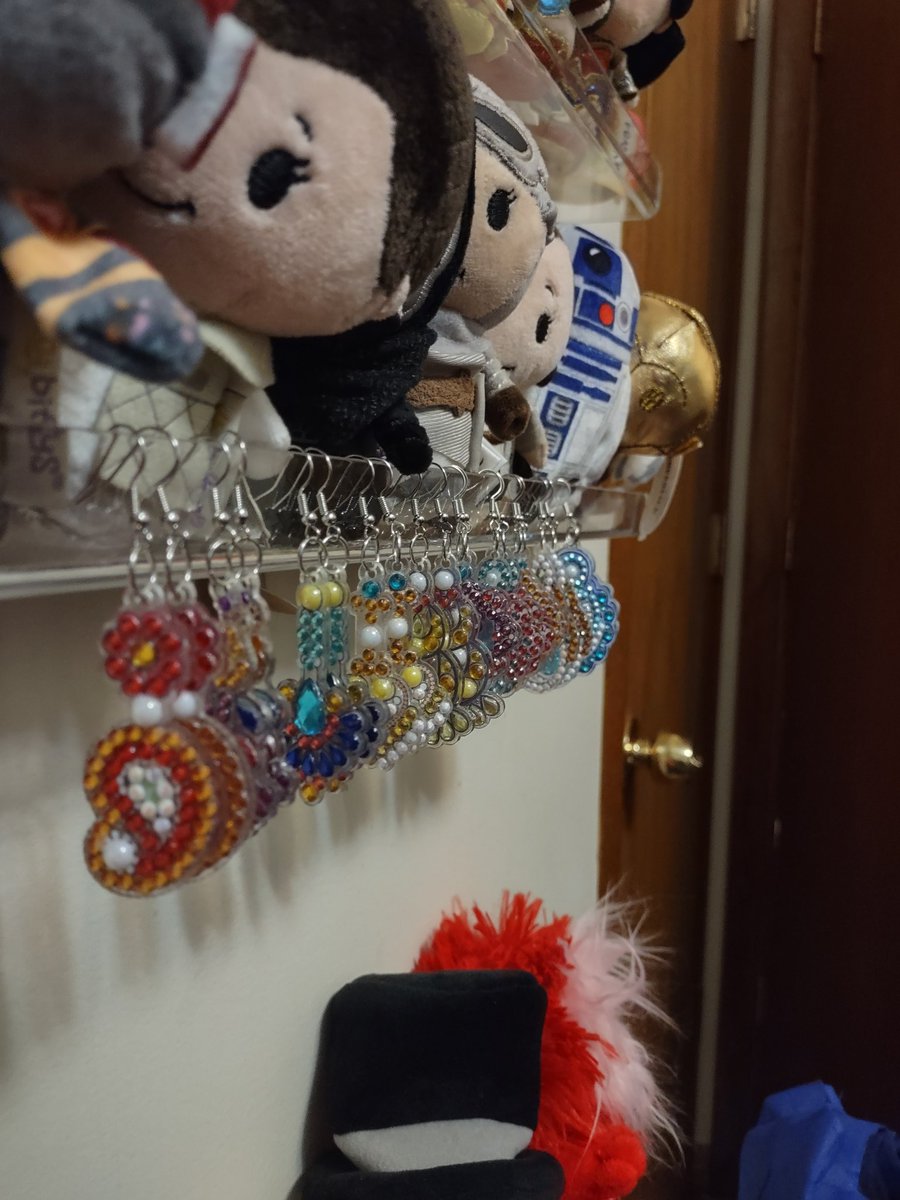 steengeek01's tweet photo. Tula earring collection, check!  #AoDW https://t.co/ShPprUI9oJ