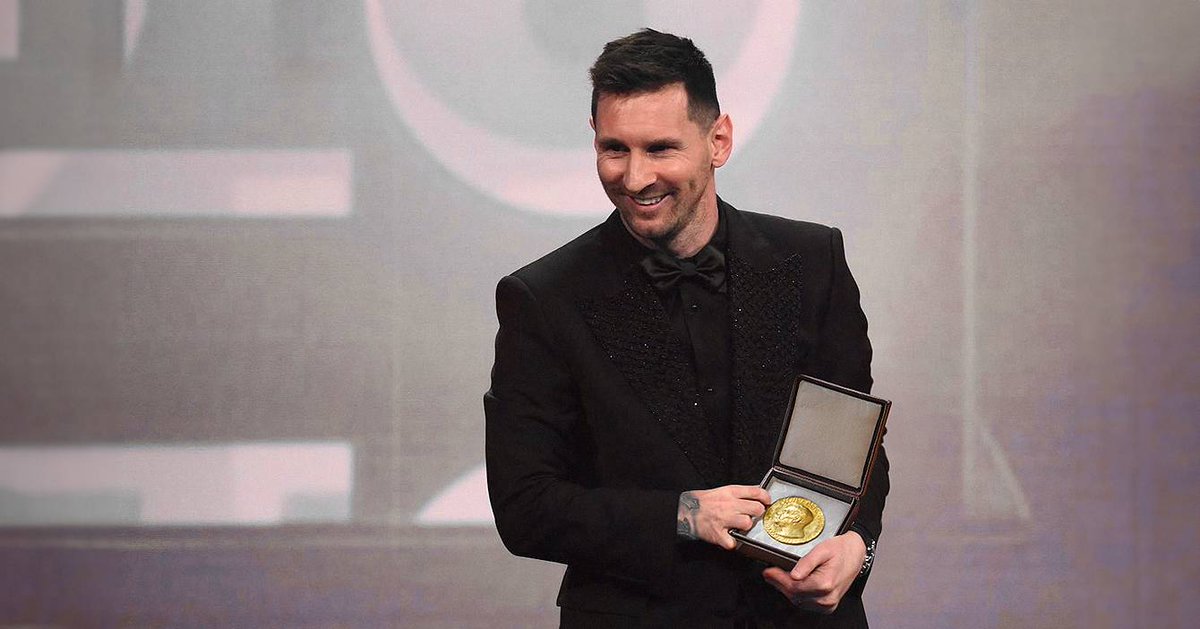 ChiguireBipolar's tweet photo. FIFA entrega premio Nobel de física a Messi https://t.co/2LMn3o7N8s https://t.co/yeQ9ao8Kyr