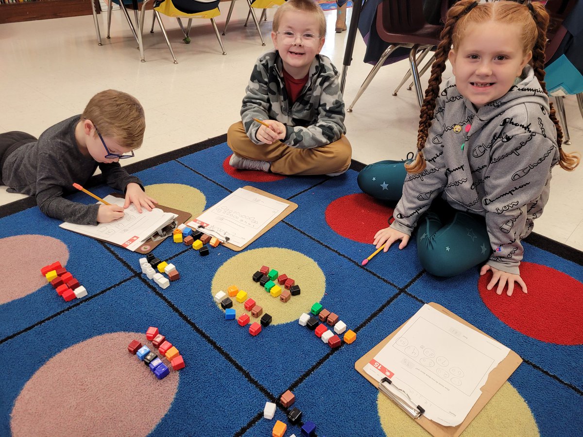 smith1st's tweet image. Make a plan and count! Counting collections are more fun with friends! #mvesgainesville #firstgraderocks #eurekamath